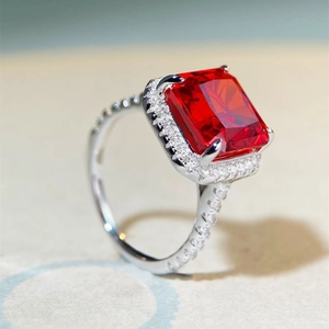 Anello in argento S925 con un rubino rettangolare e un alone di diamanti scintillanti