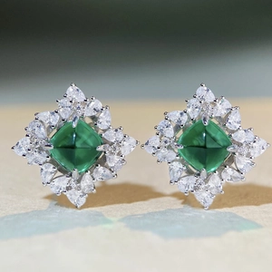 Dettaglio degli orecchini in argento S925 smeraldo con un alone di zirconi bianchi lucidi