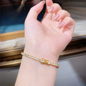 Dettaglio del bracciale tennis moissanite in argento S925 placcato oro con chiusura sicura