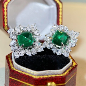 Lussuosi orecchini in argento S925 con smeraldo taglio sugarloaf e halo di diamanti