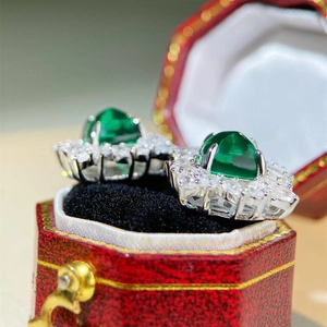 Orecchini di lusso in argento S925 con smeraldo e diamanti in scatola regalo rossa