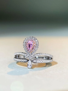 Détail macro d'une bague couronne en argent S925 avec pierres roses en poire et zircons