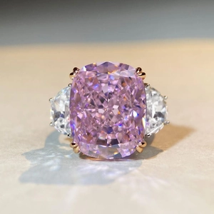 Anello di lusso in argento 925 con grande gemma rosa taglio cushion e pietre laterali