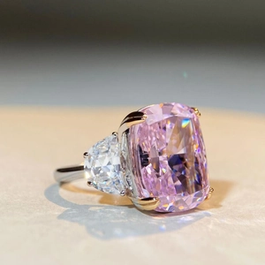 Anello in argento 925 con gemma rosa taglio cushion e diamanti laterali a goccia