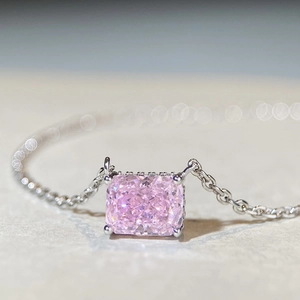 Collier en argent S925 avec une pierre rose taille Radiant et serti de micro-pavés