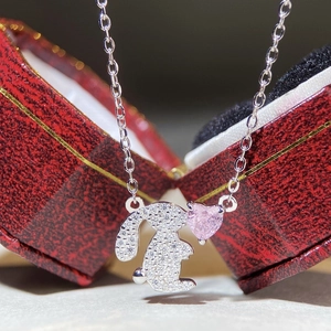 S925 Sterling Silber Hasen-Halskette mit funkelndem rosa Herz-Zirkonia-Anhänger