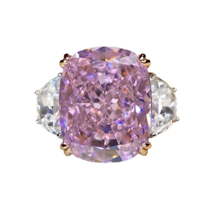 Anello classico a tre pietre con gemma rosa taglio cushion e finitura bicolore