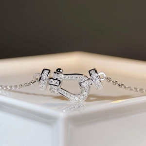 Elegant S925 sterling silver horseshoe necklace featuring shimmering zircon pave accents