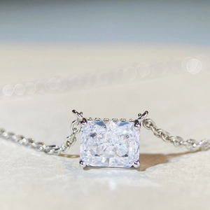 Vue macro du collier en zircone taille radiant avec sertissage à quatre griffes en argent