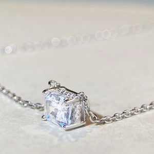Vue macro d'un collier en argent 925 avec pendentif carré en zircone taille fleur de glace