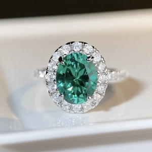 Bague luxueuse en argent 925 avec pierre précieuse verte ovale et halo de diamants