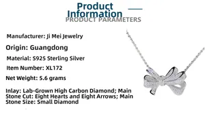 Gros plan du collier avec pendentif noeud en argent S925 serti de diamants de synthèse