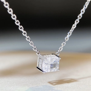 Détail d'un pendentif en pierre transparente taille princesse avec pavage sur chaîne argent