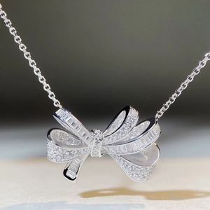 Vue macro d'un collier pendentif nœud argenté orné de zircons cubiques scintillants raffinés