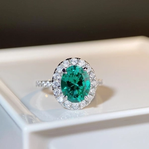 Vue macro d'une bague ovale en argent Paraiba avec halo de diamants étincelants
