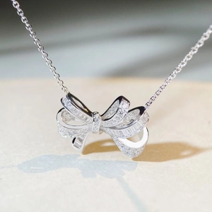 Gros plan du pendentif nœud en argent sterling S925 avec micro-pavage de zircons étincelants
