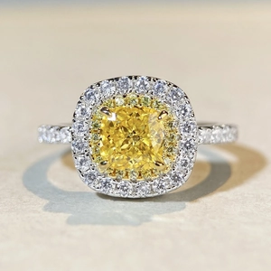 Détail macro d'une bague en zircon jaune taille coussin avec double halo pavé