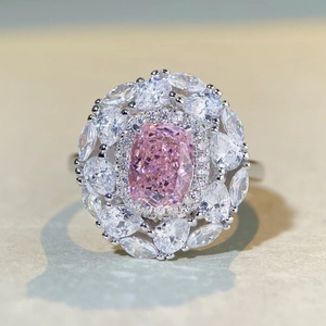 Macro di anello in argento con pietra rosa centrale e cristalli a forma di pera