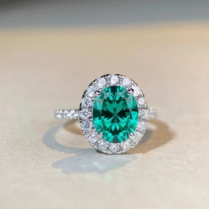 Bague luxueuse en argent S925 avec grand pierre verte ovale et accents diamantés