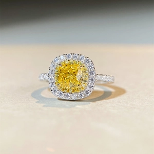 Bague de luxe en argent S925 avec pierre jaune taille coussin et halo de diamants
