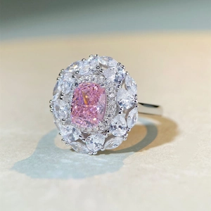 Anello di lusso in argento S925 con grande gemma rosa e cluster di diamanti floreali