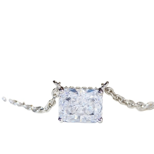 Collier élégant en argent sterling S925 avec grand pendentif en zircone carrée