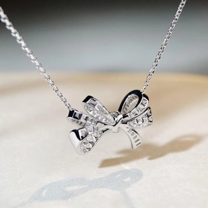 Collier élégant en argent sterling S925 avec pendentif nœud serti de cristaux brillants