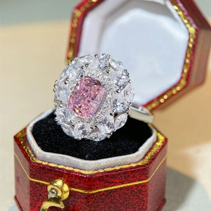 Lussuoso anello in argento S925 con gemma rosa taglio cushion e halo di diamanti floreale