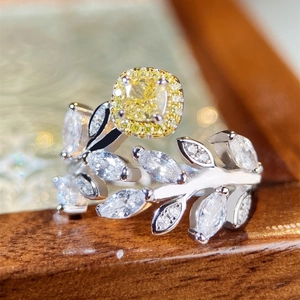Bague en Argent S925 avec Pierre Jaune et Motif de Feuilles sur Surface en Bois