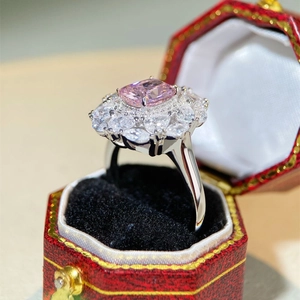 Lussuoso anello in argento S925 con pietra ovale rosa e cristalli scintillanti