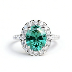 Bague luxe en argent S925 avec pierre ovale vert émeraude et entourage de diamants