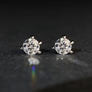 Orecchini classici in argento 925 con moissanite e montatura a 6 griffe con taglio tondo