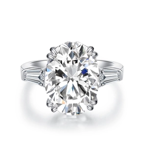Luxuriöser Ring aus 925er Sterlingsilber mit großem Ovalschliff und konischen Edelsteinen