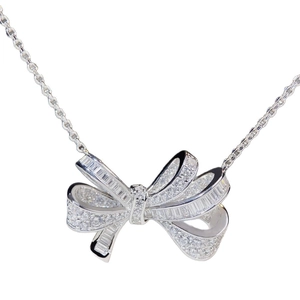 Collier nœud élégant en argent S925 avec diamants pavés sur fond blanc impeccable