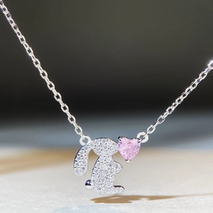 S925 Silber-Hasen-Halskette mit funkelndem rosa Herz-Edelstein und Zirkonia-Steinen