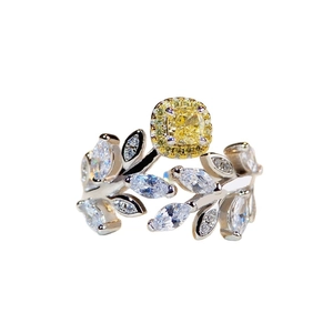 Bague en argent S925 avec pierre jaune taille coussin et détails de feuilles