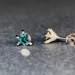 Dettaglio macro di orecchini a perno in argento 925 a artiglio con pietre moissanite
