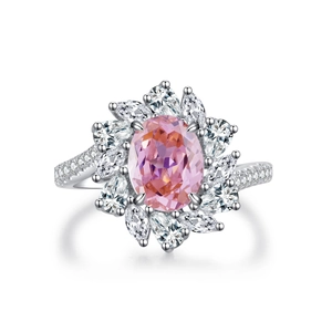 Makroaufnahme: Ring mit ovalem rosa Edelstein und Halo aus Markasit-Zirkonia