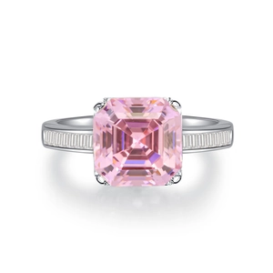 Makroaufnahme von rosa quadratischem Edelstein und Baguette-Steinen auf Silberring