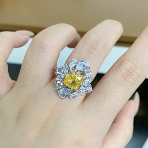 Anello in argento S925 con pietra gialla taglio radiant e contorno di diamanti a fiore