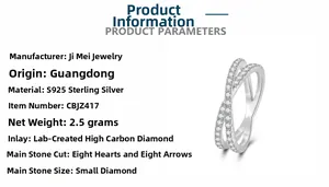 Vue détaillée de la bague croisée en argent S925 sertie de diamants VVS1 brillants