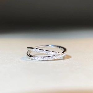 Bague croisée élégante en argent sterling 925 avec pierres Moissanite pour femmes
