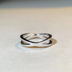 Bague croisée minimaliste en argent sterling 925 avec finition polie et moissanite