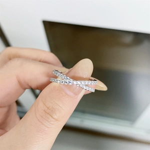 Vue détaillée de la bague croisée en argent 925 sertie de pierres de moissanite