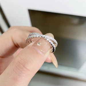 Gros plan sur la bague croisée en argent S925 avec détails en moissanite micro-pavé