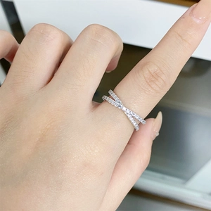 Détail d'une bague croisée en argent 925 sertie de pierres en moissanite étincelantes