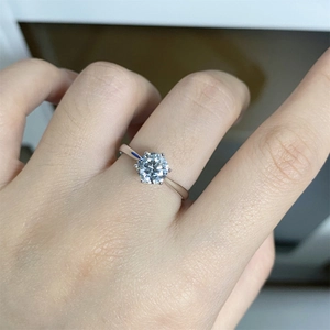 Detailed view of a classic six-prong 925 silver ring featuring a round brilliant-cut stone