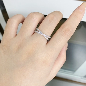 Gros plan sur une bague croisée en argent 925 sertie de moissanites étincelantes sur la main