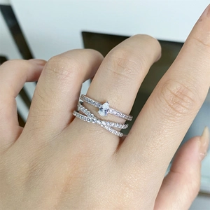 Vue macro de bagues superposées en argent 925 avec moissanite poire et pavé de pierres