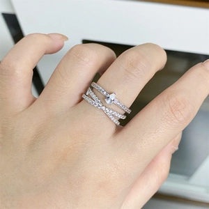 Vue macro de bagues superposées en argent 925 avec moissanite poire et pavé de pierres